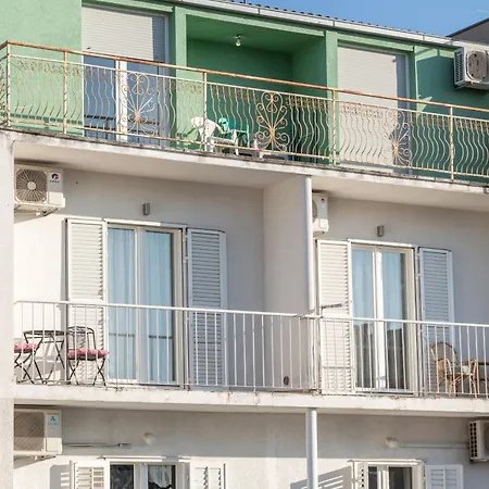 Apartment Place *
